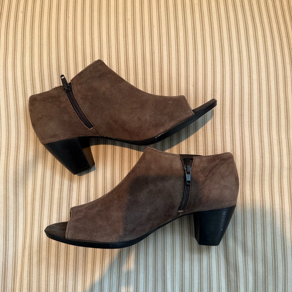 Munro Eve Peep Toe Suede Heels - Picture 3 of 7